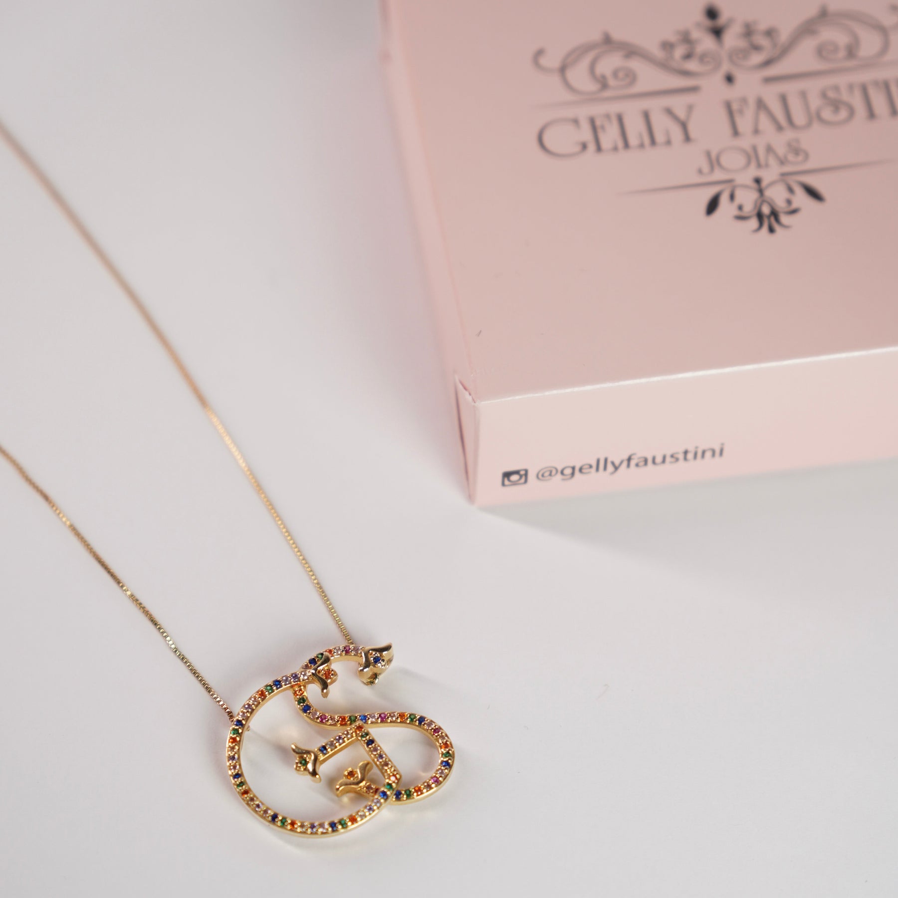 Colar Monograma com duas letras em zircônias personalizado.