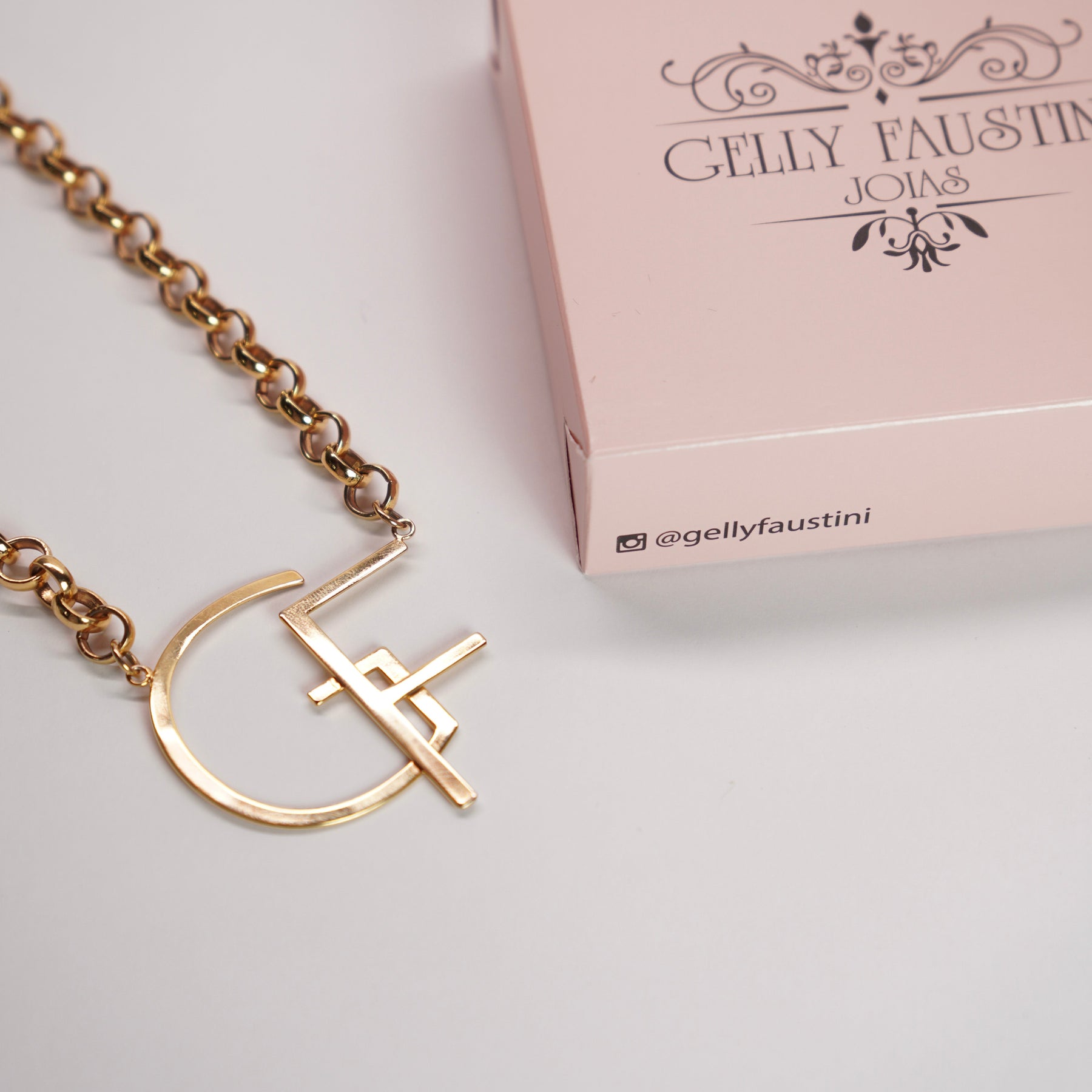 Colar Monograma com duas letras luxo personalizado.