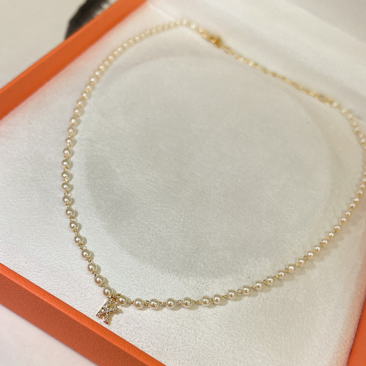 Colar Pérolas com pingente letra em zircônias personalizado