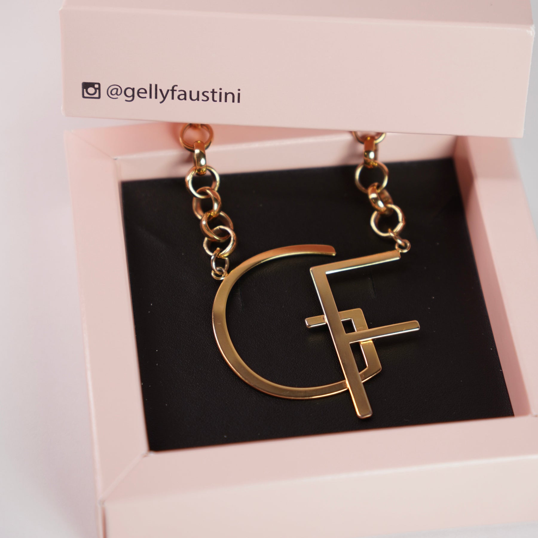 Colar Monograma com duas letras luxo personalizado.