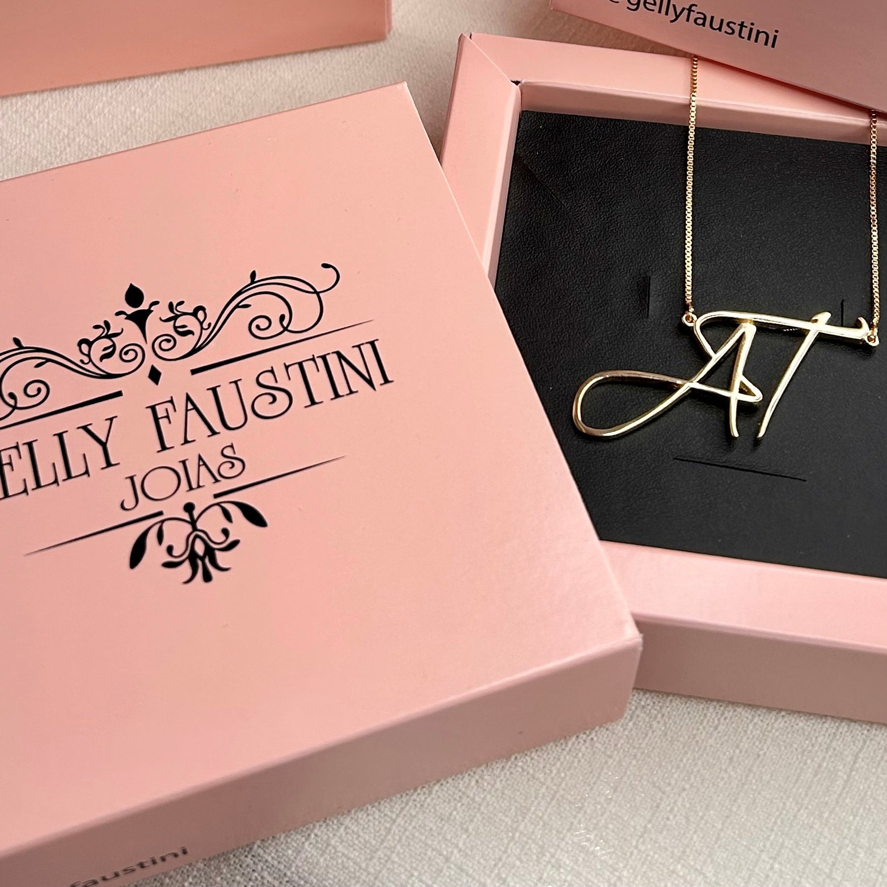 Colar Monograma Empresarial com duas letras personalizado.