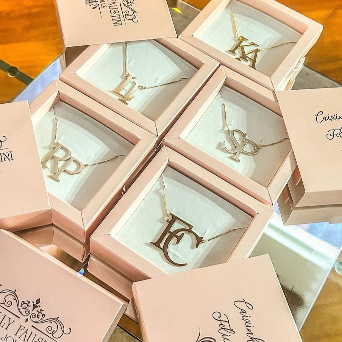 Colar Monograma com duas letras personalizado .