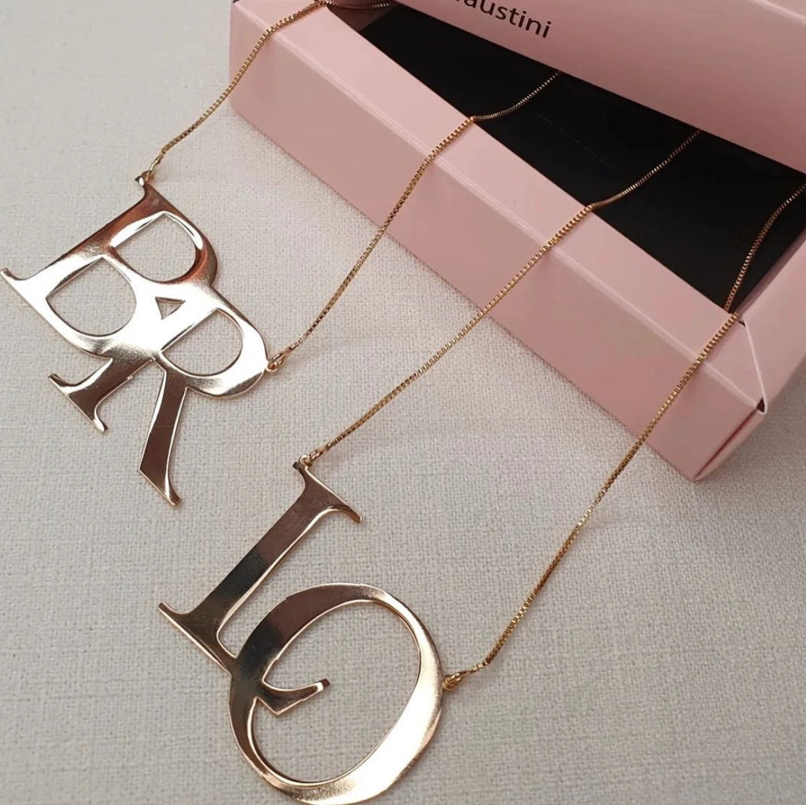 Colar Monograma com duas letras personalizado .