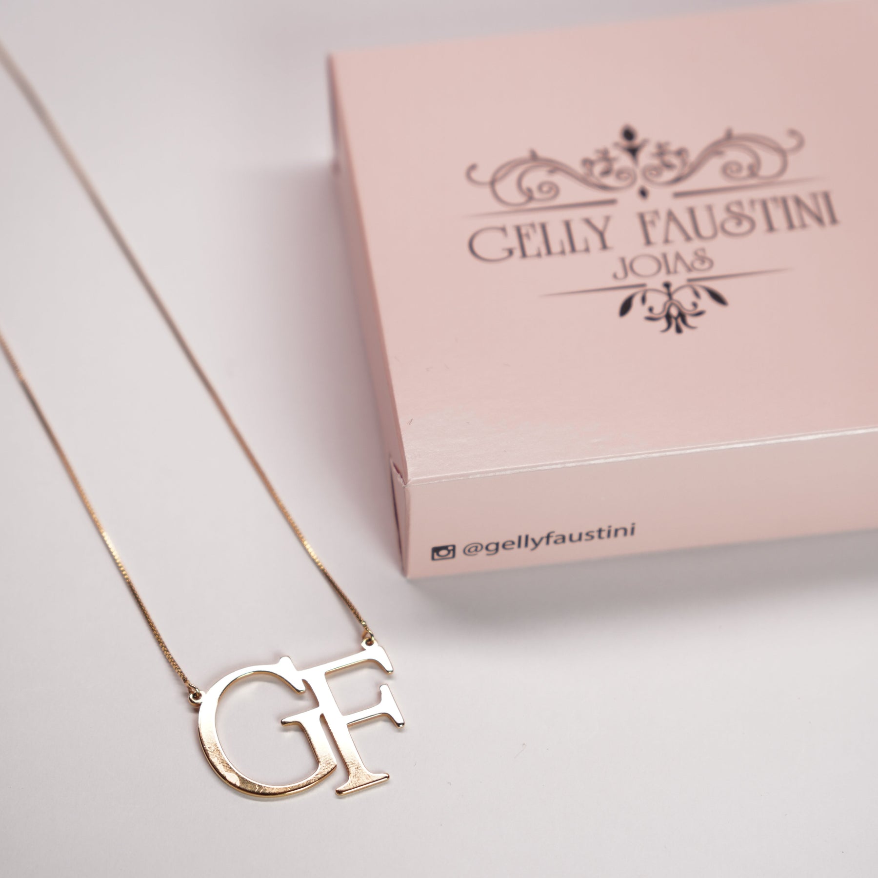 Colar Monograma com duas letras personalizado .