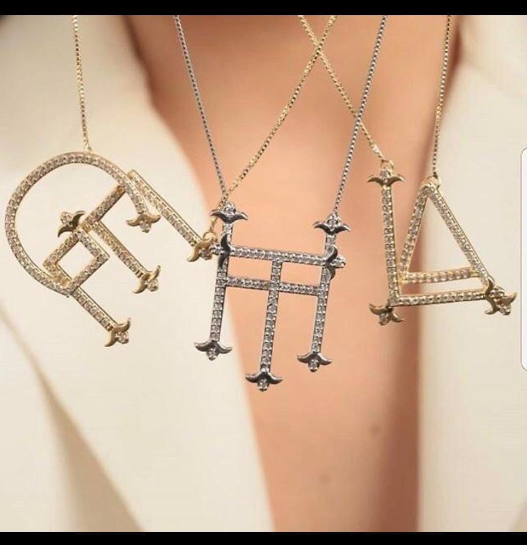 Colar  Monograma com duas letras em zircônias personalizado.