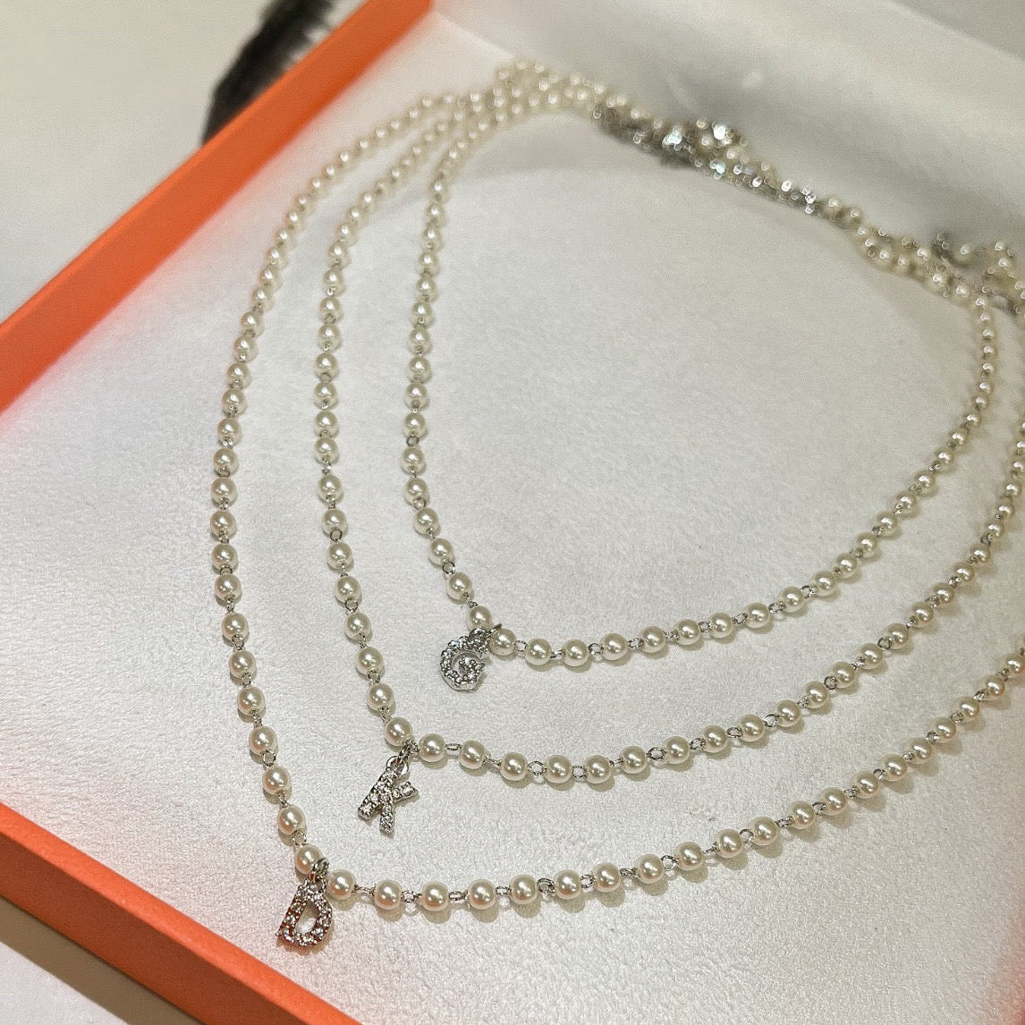 Colar Pérolas com pingente letra em zircônias personalizado