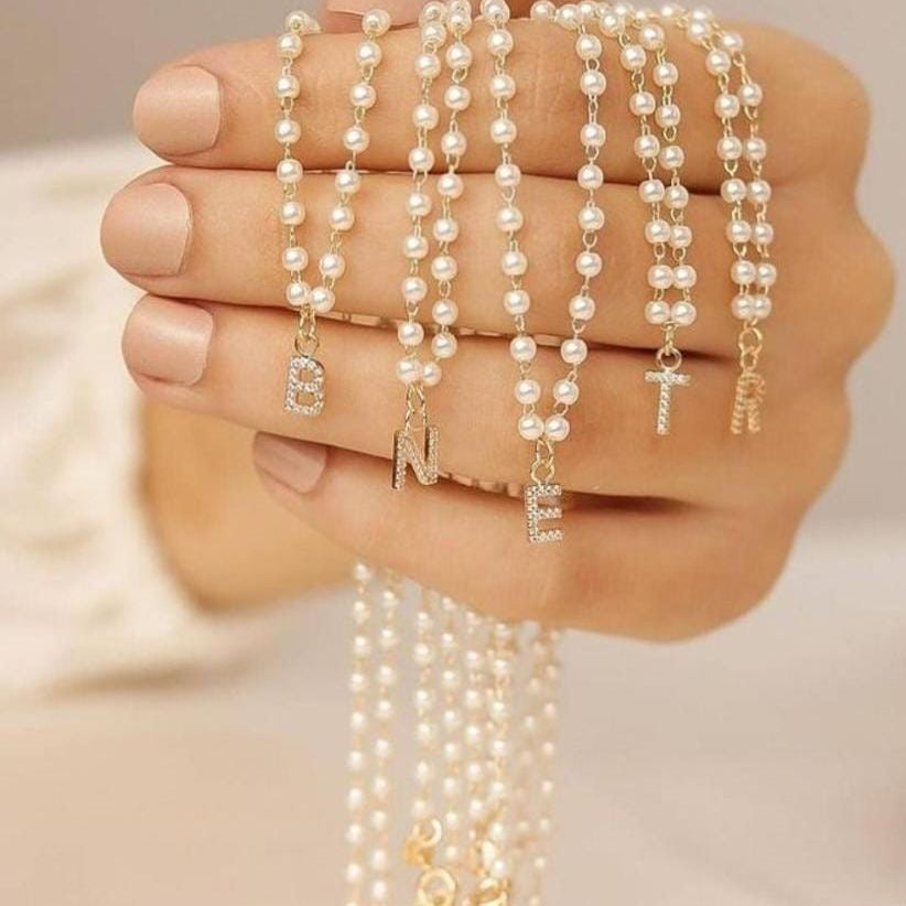 Colar Pérolas com pingente letra em zircônias personalizado