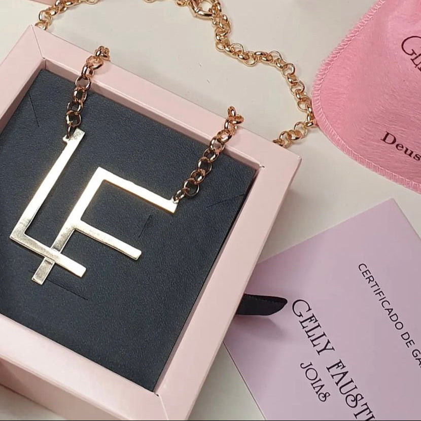 Colar Monograma com duas letras luxo personalizado.