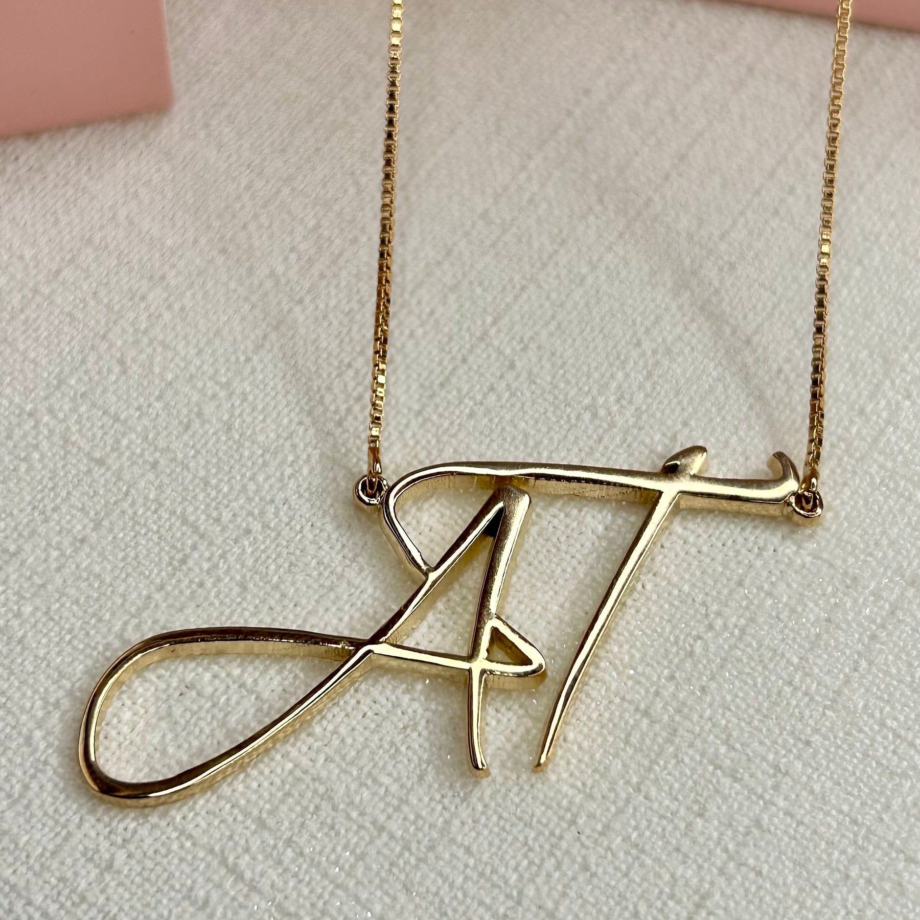 Colar Monograma Empresarial com duas letras personalizado.