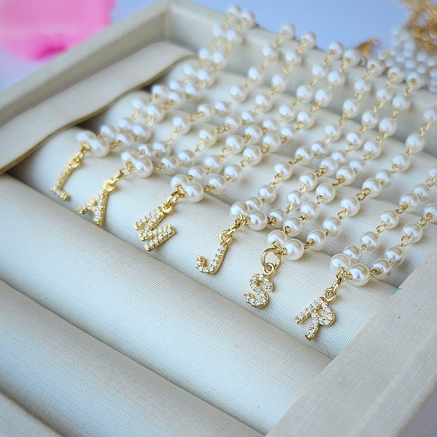 Colar Pérolas com pingente letra em zircônias personalizado