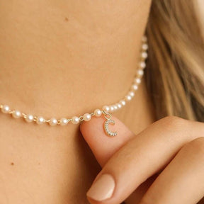 Colar Pérolas com pingente letra em zircônias personalizado