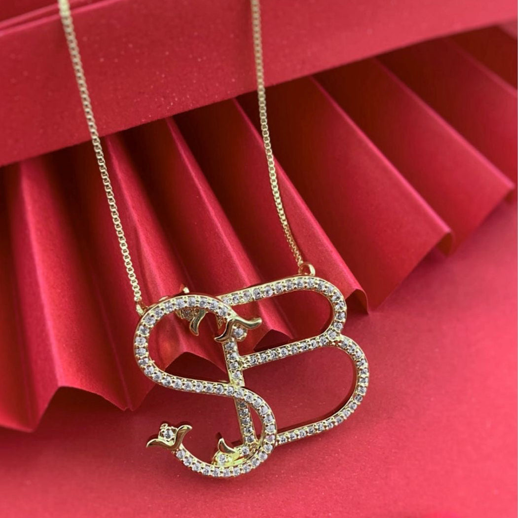 Colar  Monograma com duas letras em zircônias personalizado.